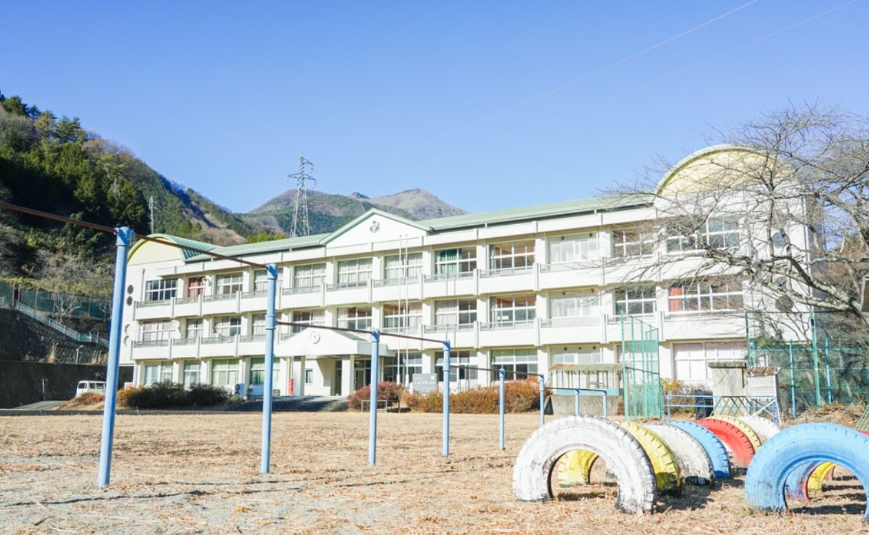 >旧山梨市立三富小学校の後者の外観を斜め前から撮った写真