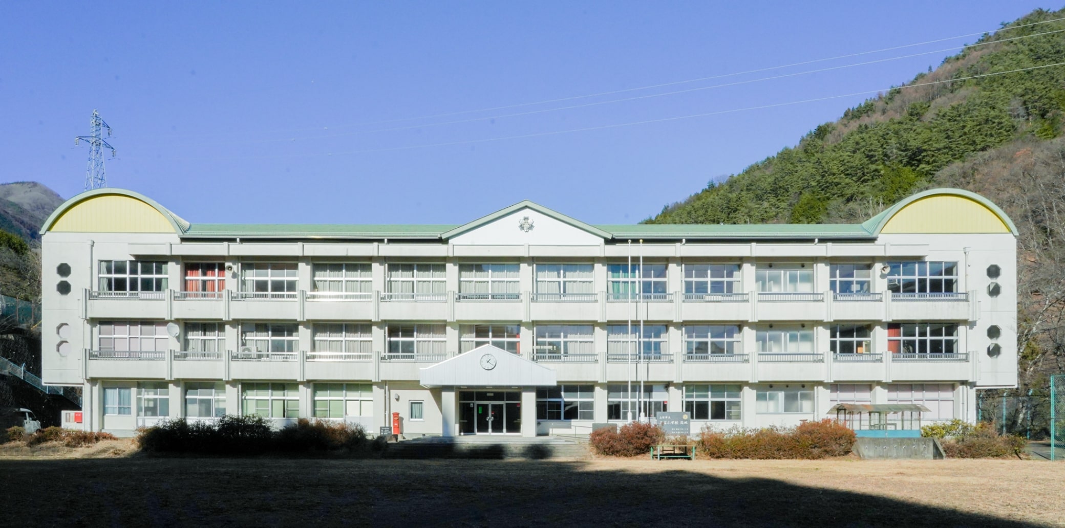 三富小学校の校舎を正面から写した写真